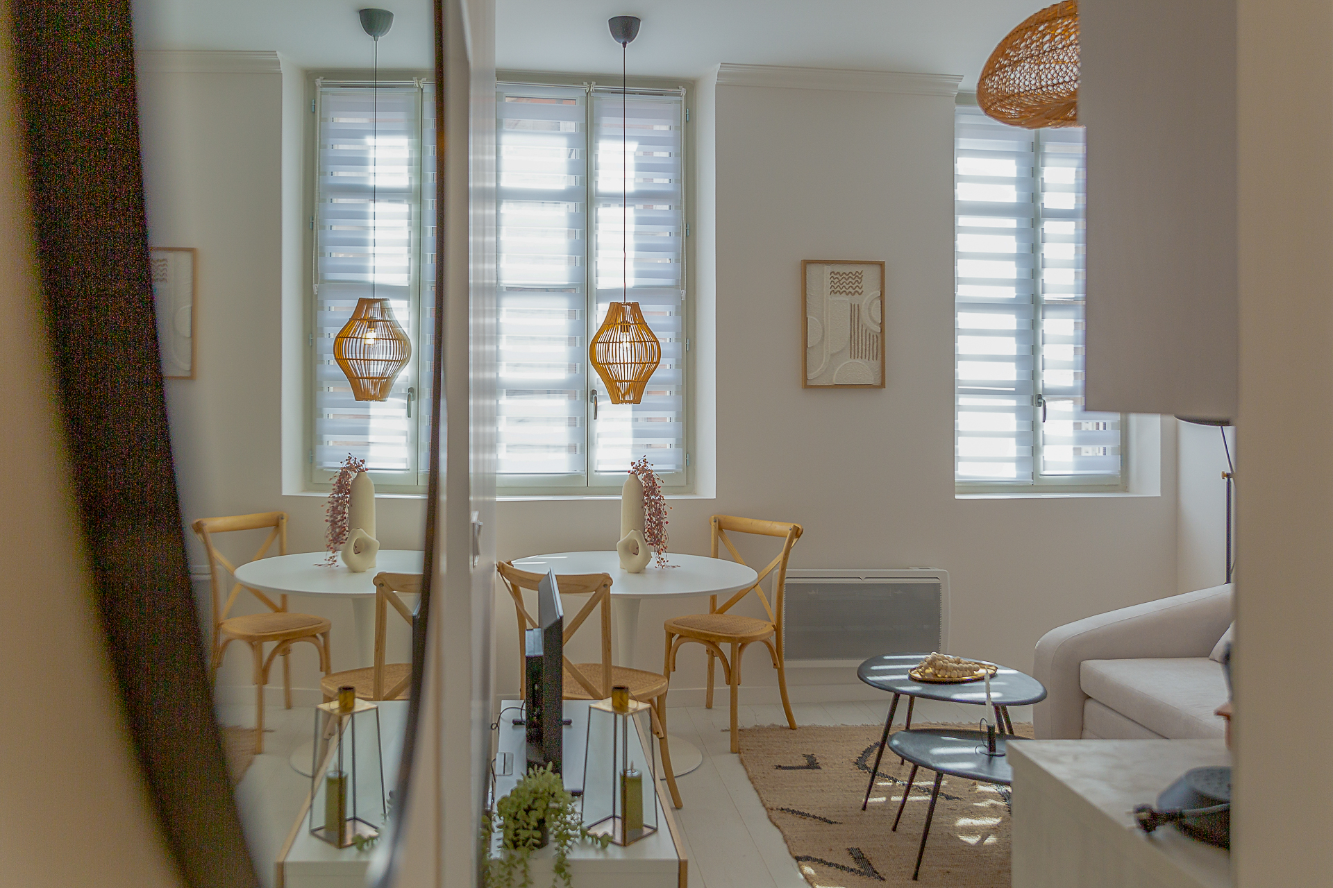 La Colonne - Reflet de la pièce à vivre dans le miroir