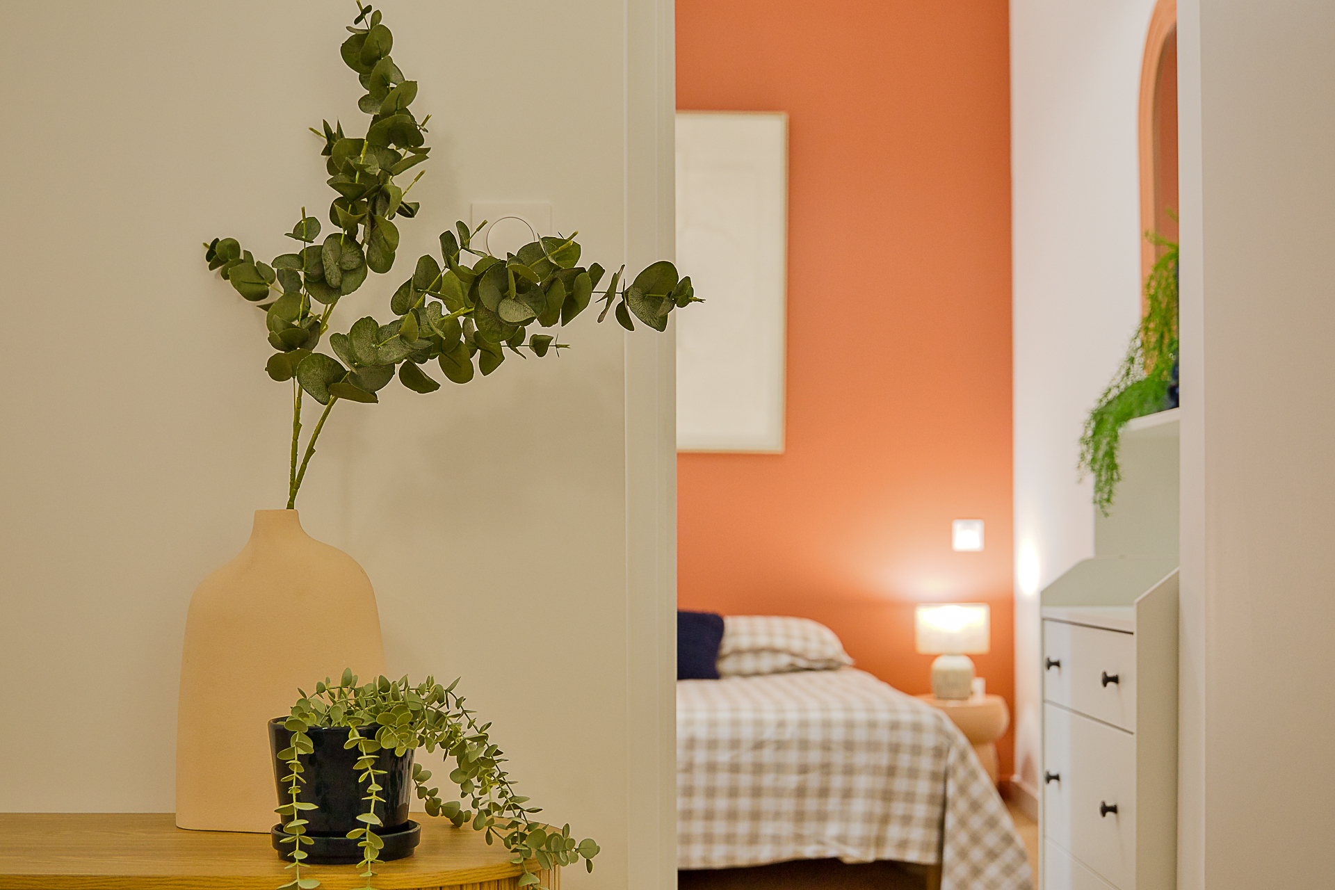 Le Michel - Photo de détail décoration avec chambre en arrière plan