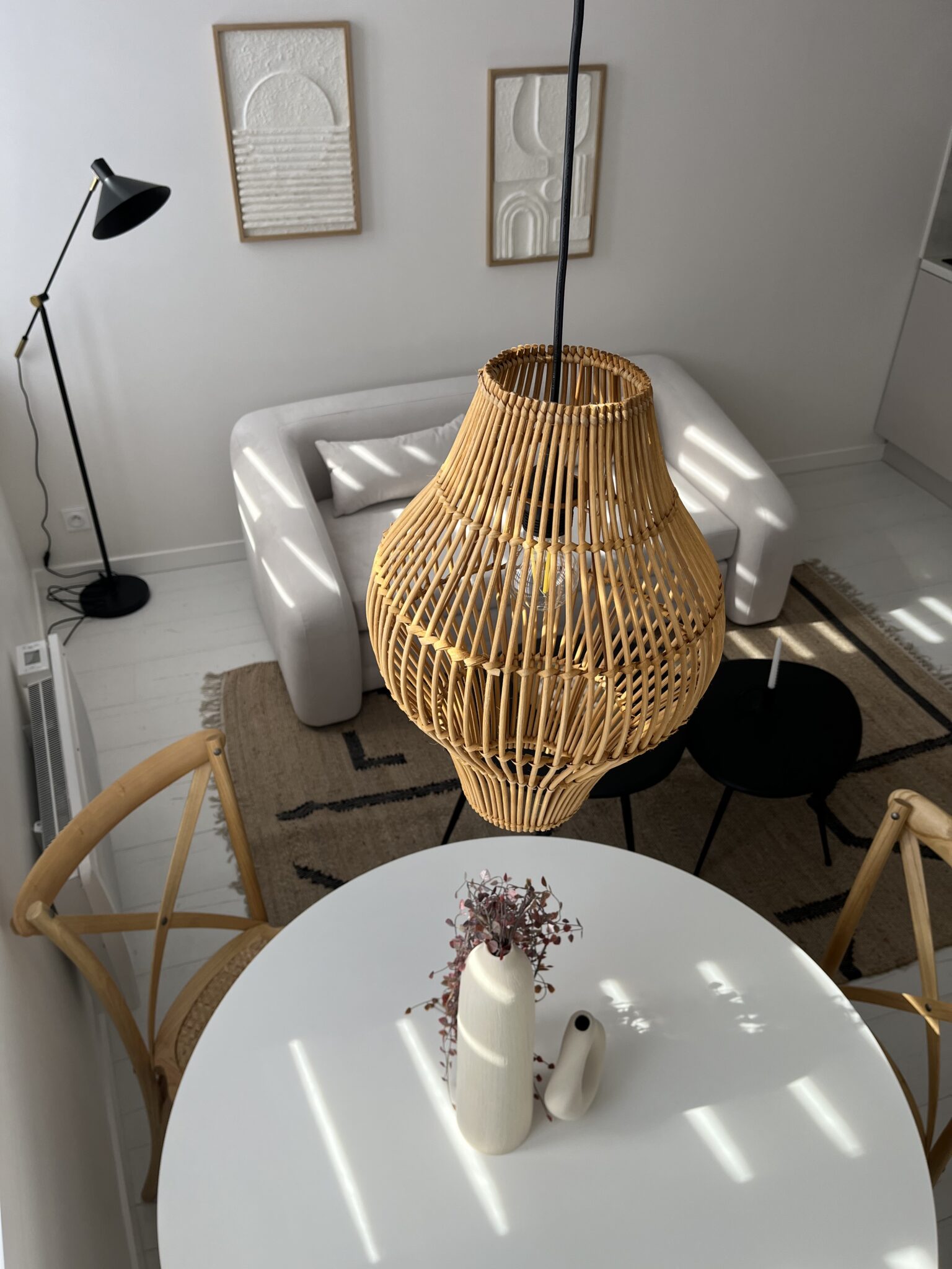 La Colonne - Lustre en bois en vue plongeante